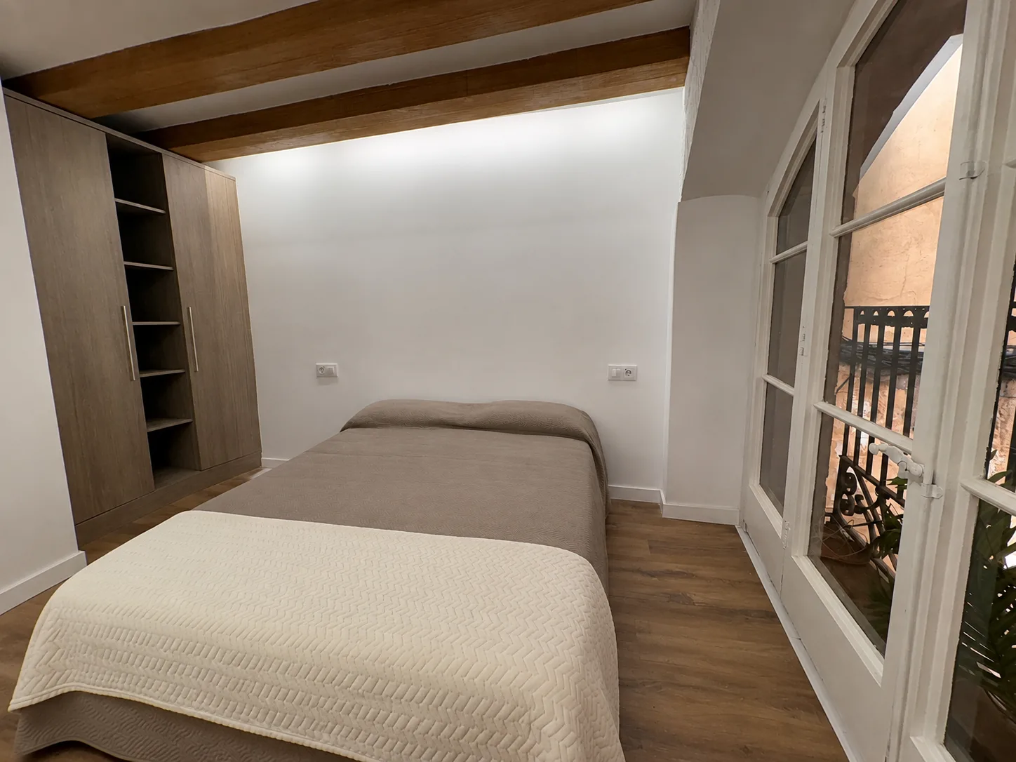 Exclusivo piso de diseño de 95 m² reformado a estrenar con 3 habitaciones, 2 baños completos y suite en el Barrio Gótico